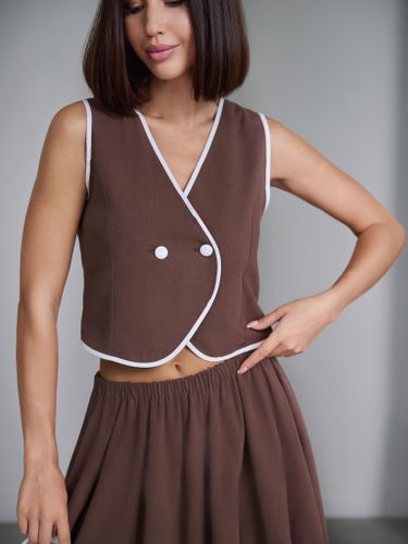 Шоколадный костюм из жилета и юбки