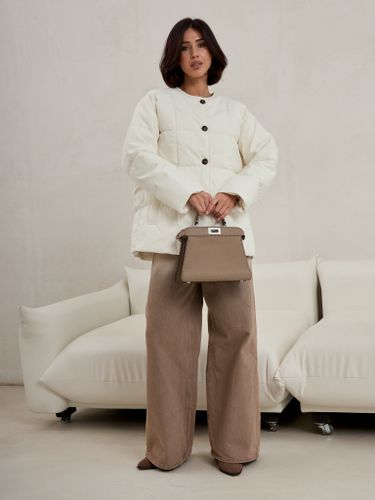 Утепленная женская куртка белого цвета