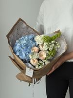 Букет сборный из гортензии, маттиолы, кустовых пионовидных роз и вибурнума