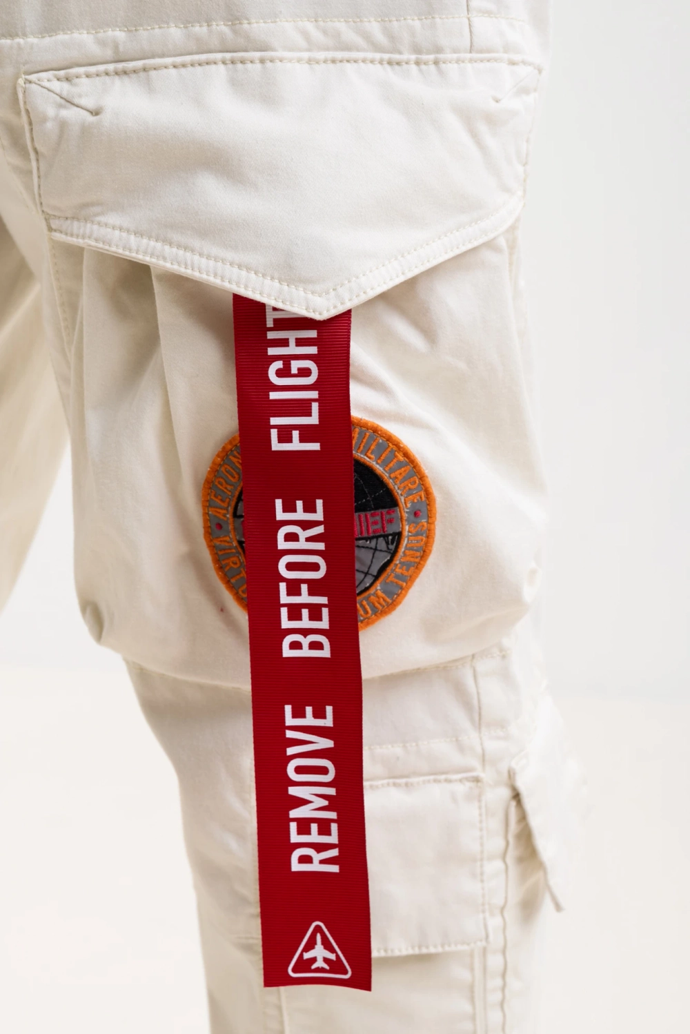 Брюки карго муж. AERONAUTICA 1582 молочный красная лента на кармане