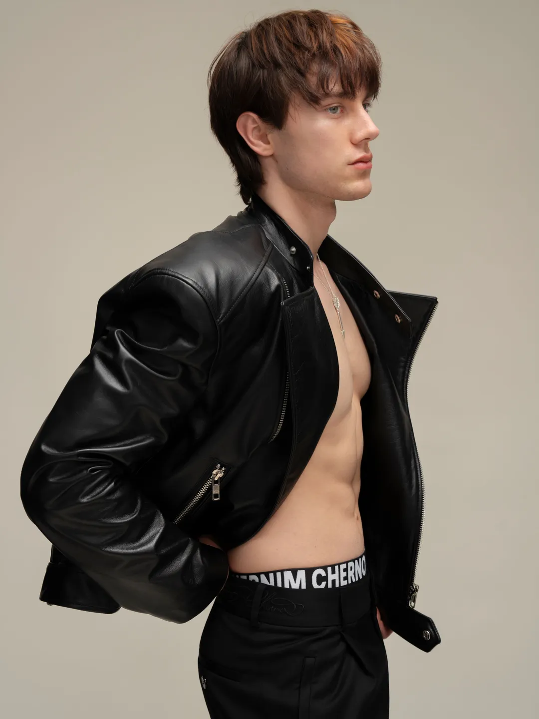 Черная кожаная куртка 