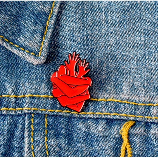 Пин на рюкзак и одежду. Hug