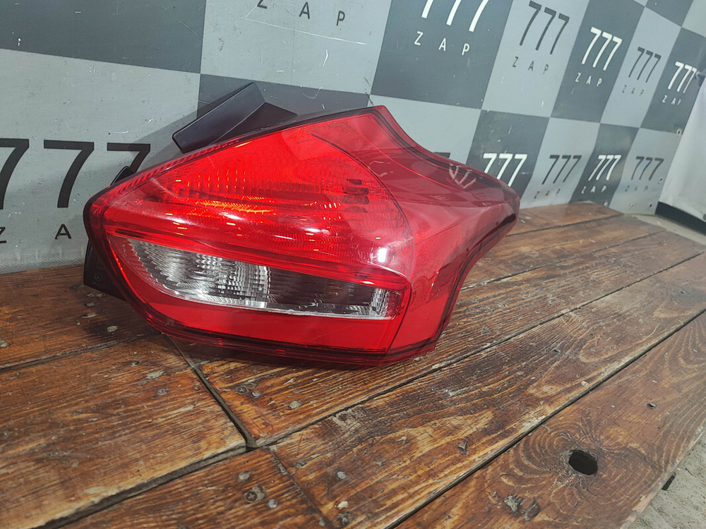 Фонарь задний правый Ford Focus 3 14-19 Б/У Оригинал 1893908