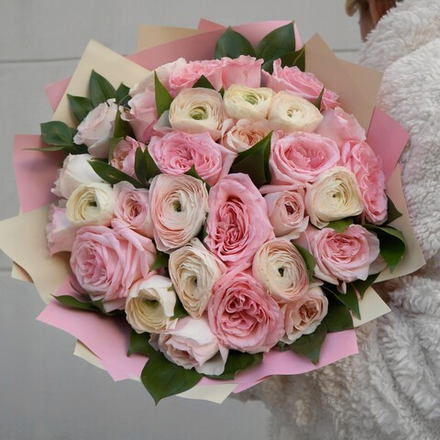 Большой букет из роз и ранункулюсов