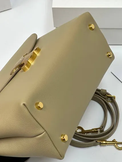 Сумки CELINE MEDIUM NINO из блестящей телячьей кожи бежевый