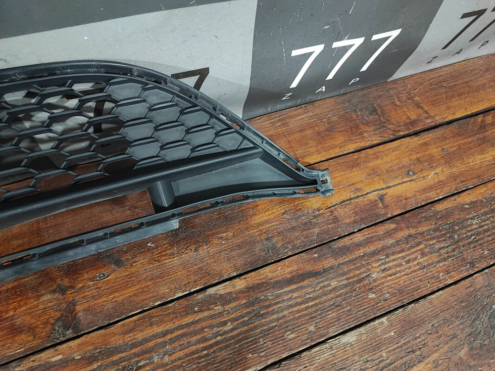 Решетка переднего бампера Mercedes A (W177) 18-нв Б/У Оригинал A1778859100