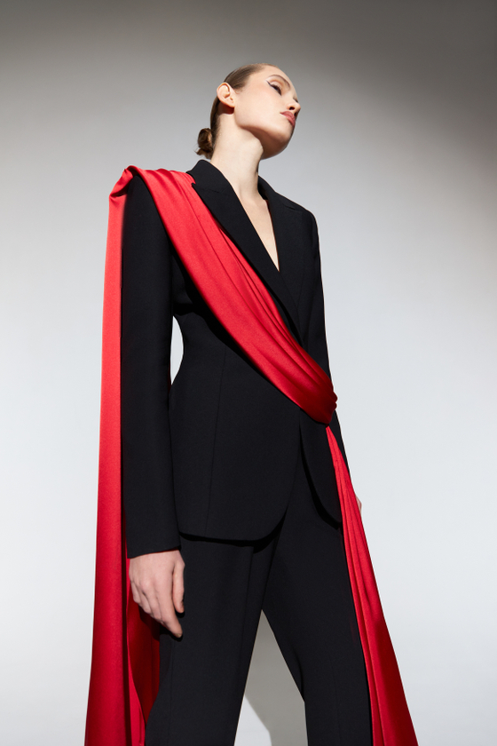 Жакет однобортный из крепа и сатина с асимметричной драпировкой