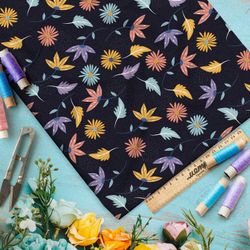 Ткань атлас цветные листья и ромашки на чёрном фоне