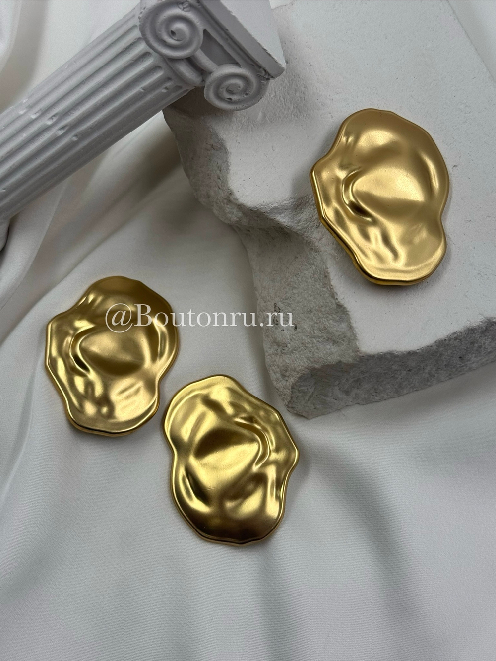 Пуговицы неровной формы (ракушка) с мятым эффектом в матовом золоте