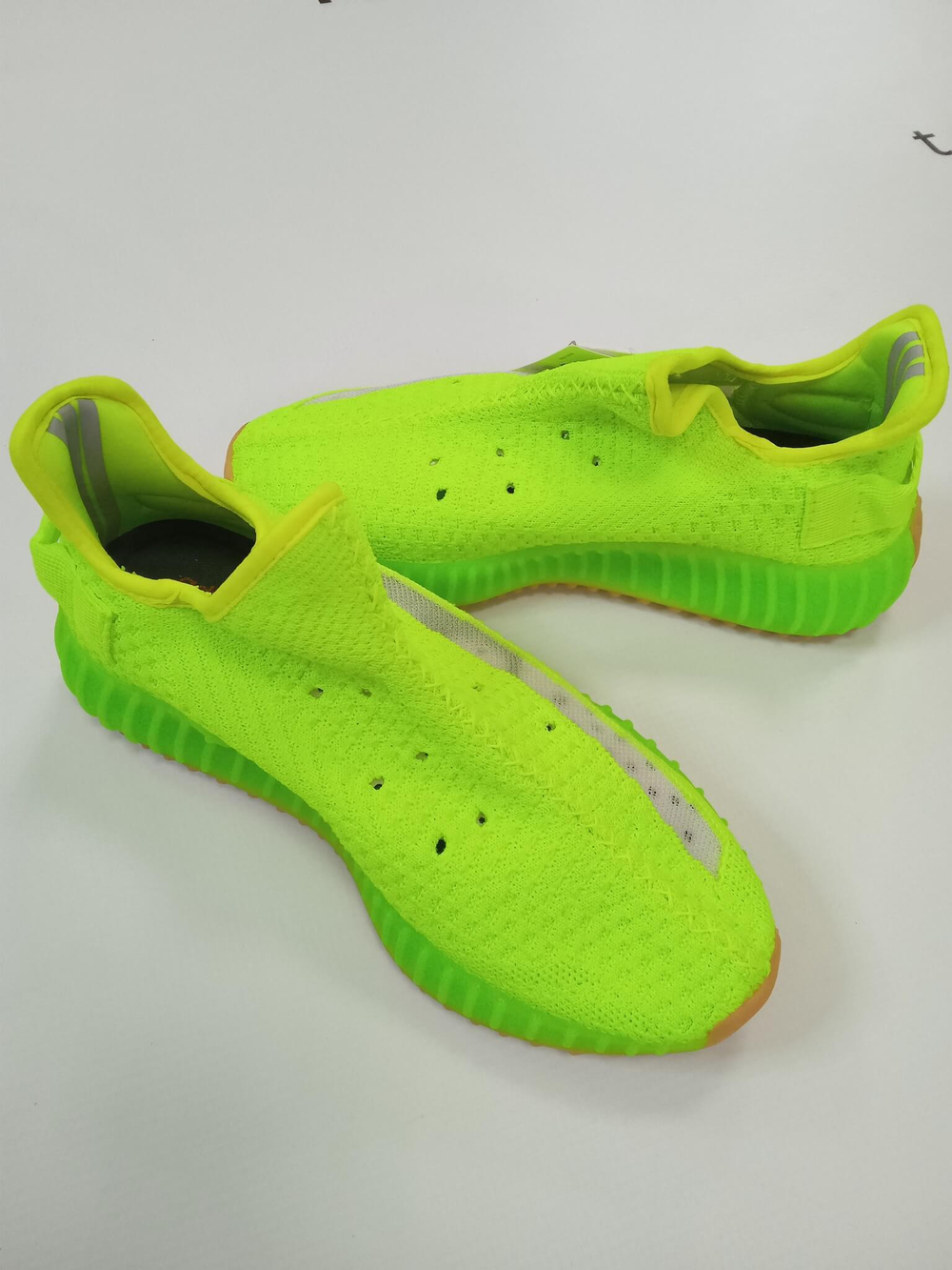 Кроссовки adidas&yeezy.Цвет салатовый/кислотный Размер 38