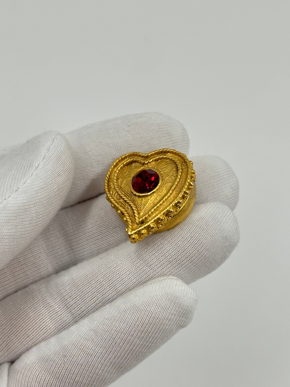 Накладка на пуговицу Сердце с красным кристаллом
