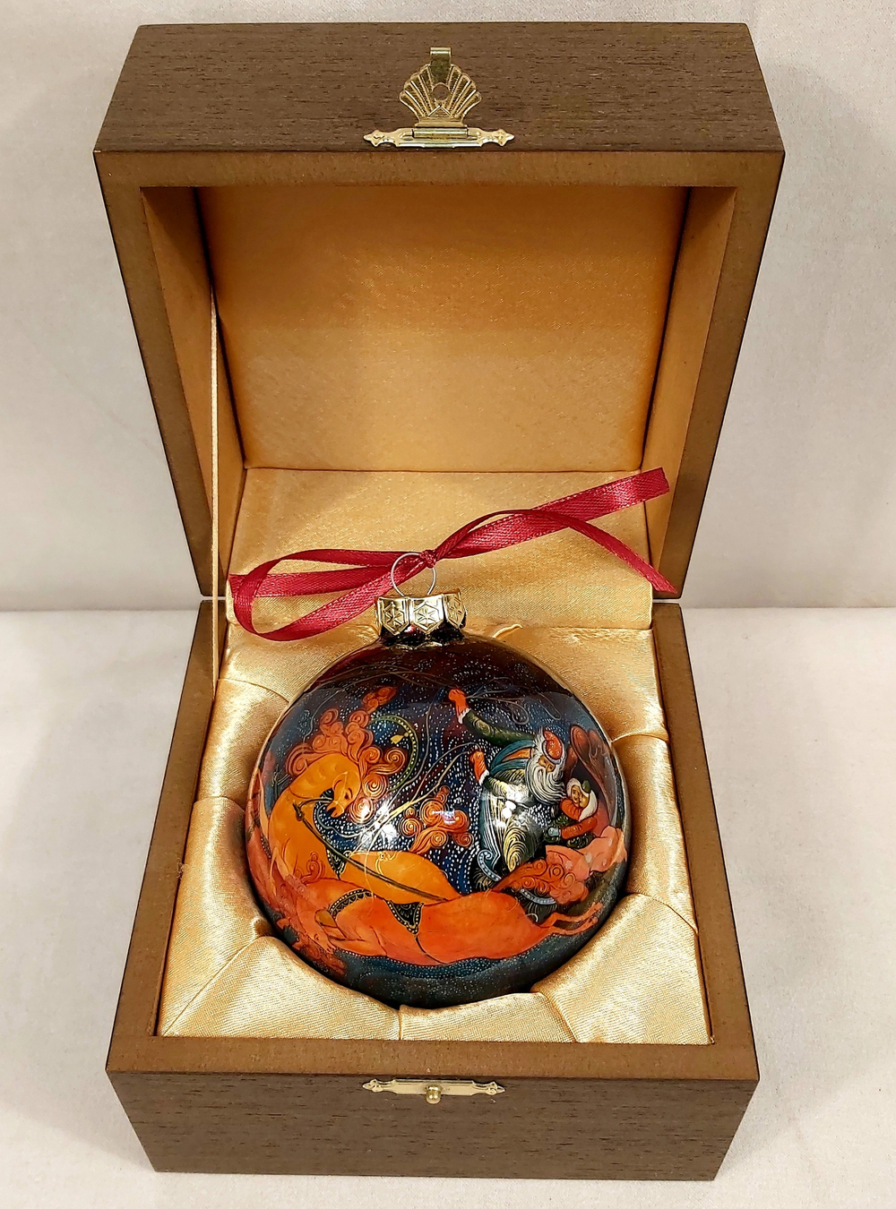 Коллекционный елочный шар с росписью Палех "Тройка" в футляре
