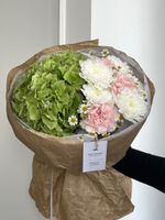 Букет сборный из гортензии, диантусов и ромашки