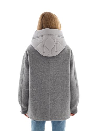 Серое двубортное пальто с манишкой