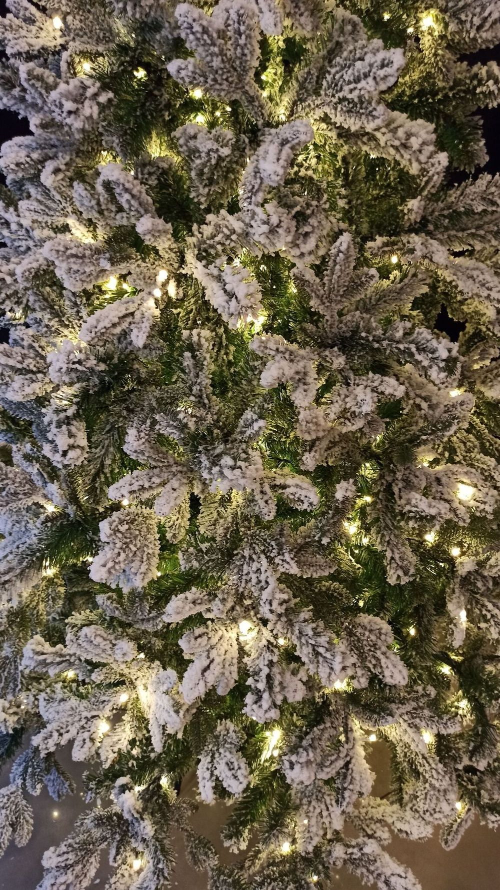 Заснеженная ель с гирляндой «Барокко» теплый свет (Литая+пвх) 150 см / 1,5 м