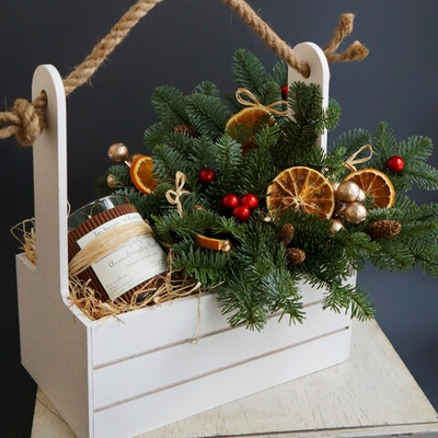 Новогодний ящик с фирменной свечой и нобилисом