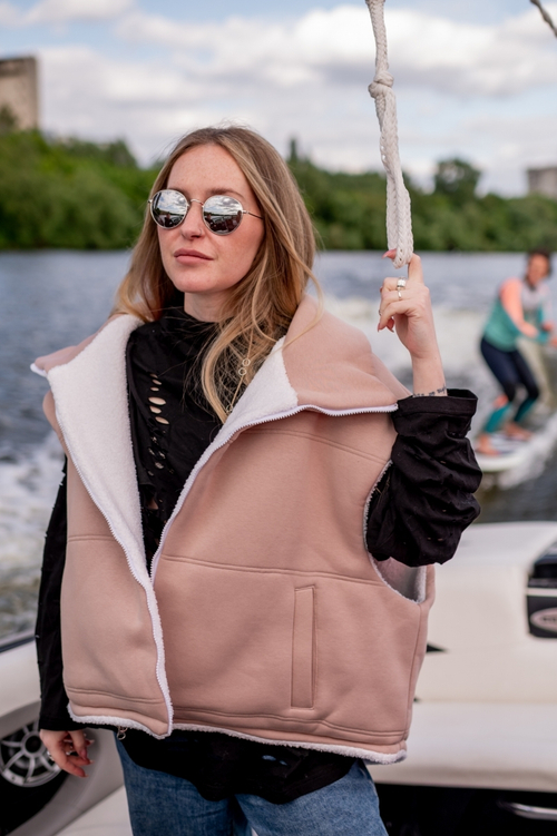 Жилетка женская оверсайз на синтепоне с меховой подкладкой