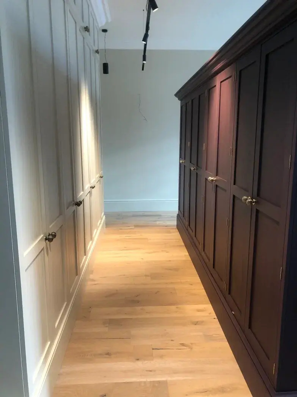 Классический деревянный шкаф с золотыми ручками