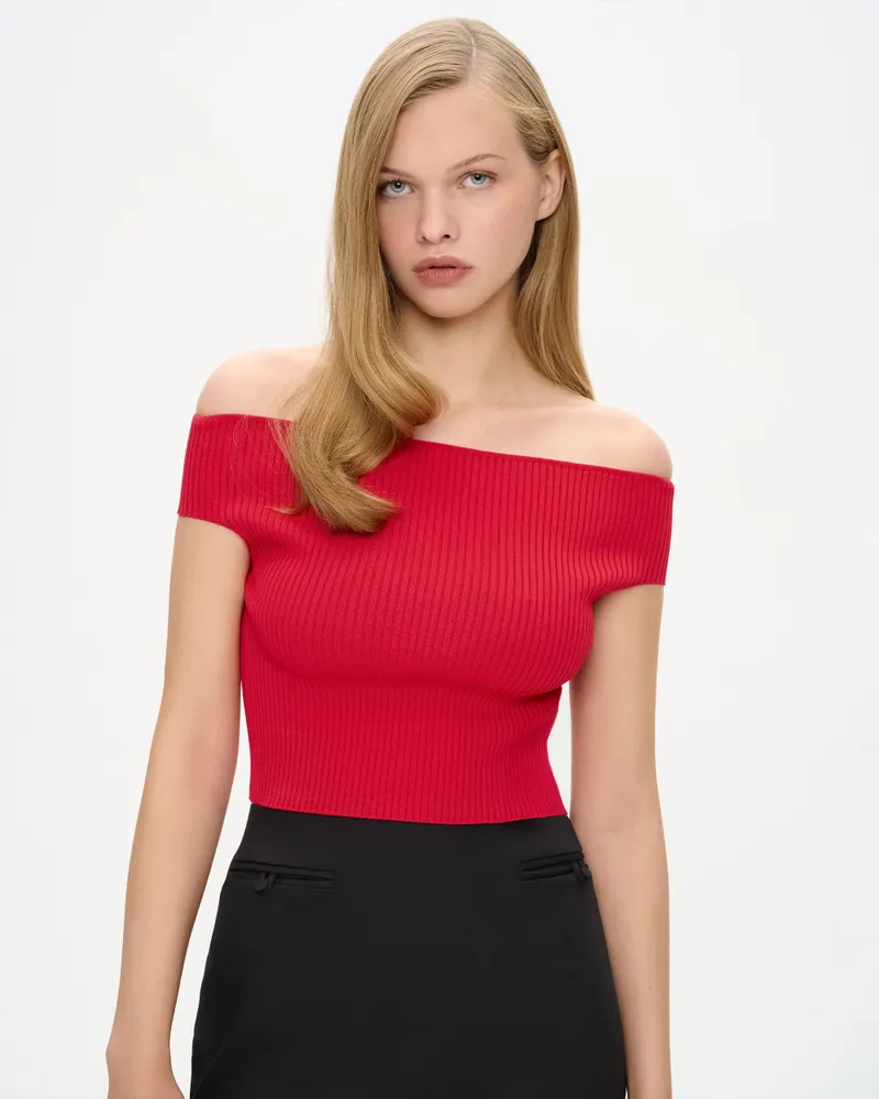 Топ трикотажный с открытыми плечами и короткими рукавами