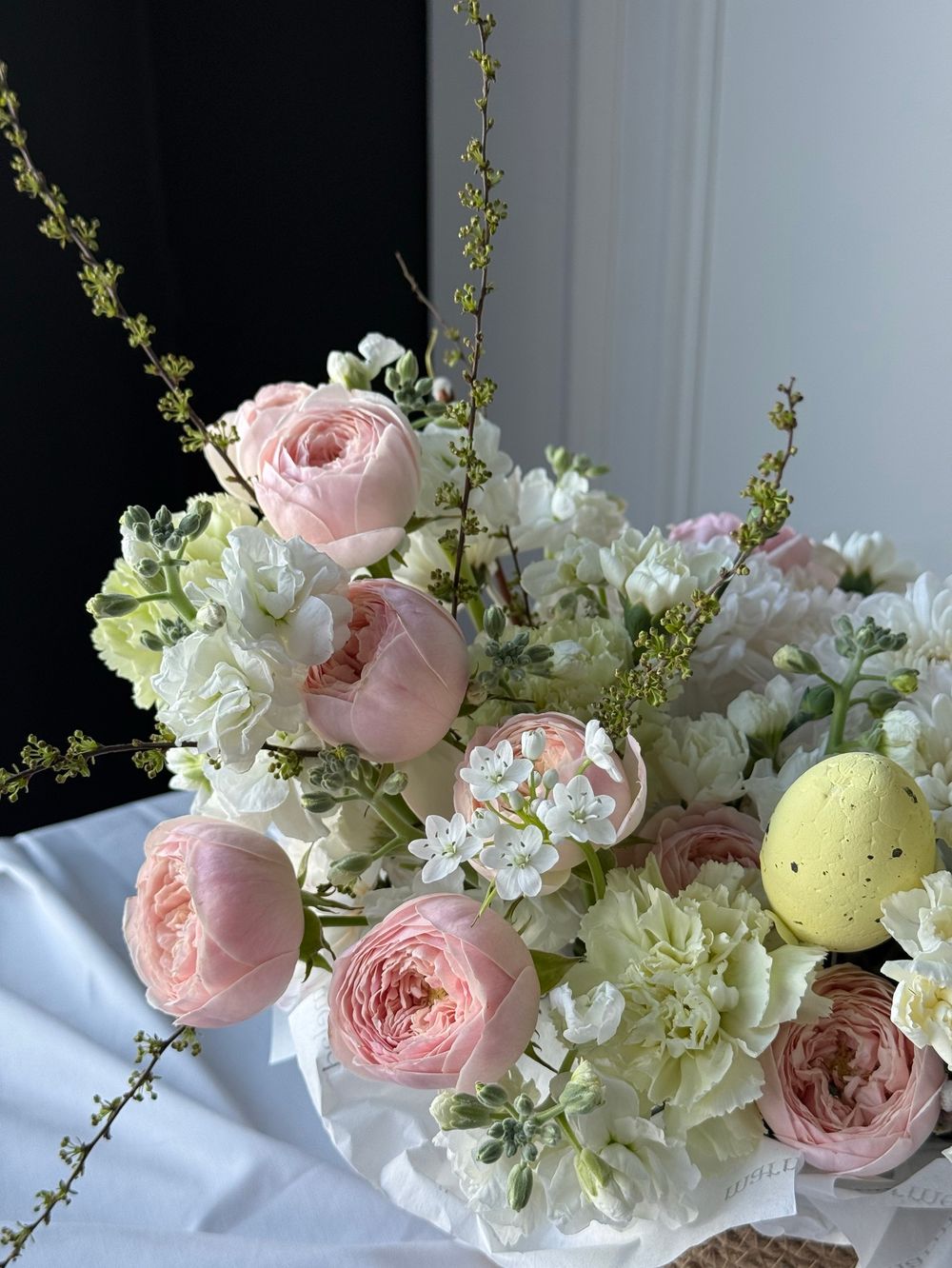 Композиция в плетеной корзине-размер L