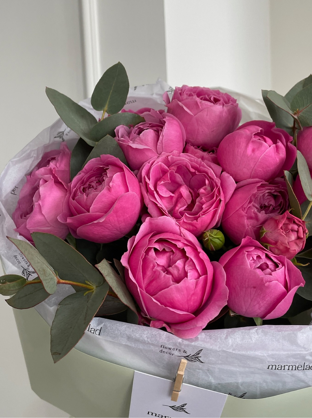 Букет из яркой кустовой пионовидной розы и зелени эвкалипта