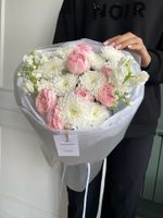 Сборный букет их хризантемы, маттиолы и кустовой пионовидной розы