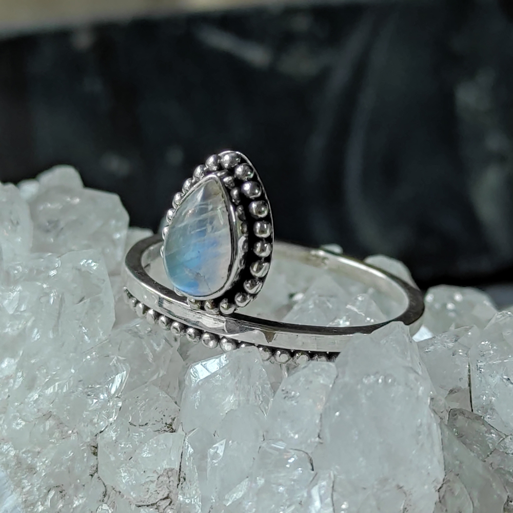 Кольцо КАПЛЯ-3, лунный камень/серебро