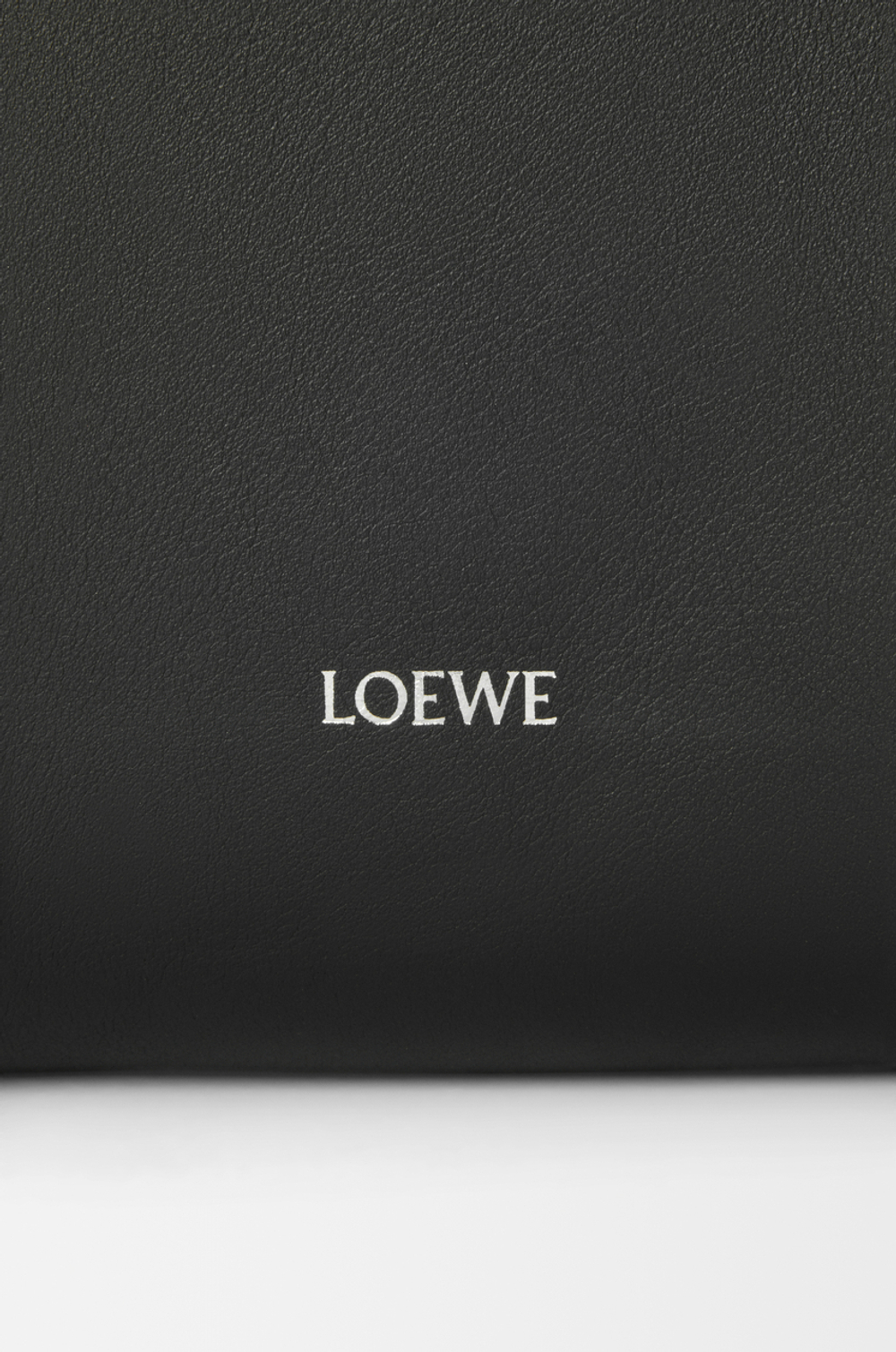 Loewe Сумка Hammock Flip из классической телячьей кожи, черный