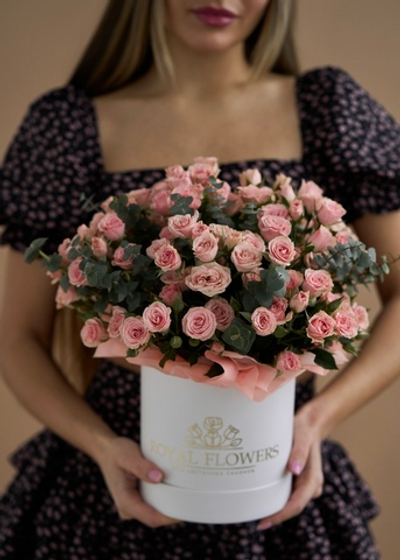 Композиция в шляпном боксе из кустовых роз и эвкалипта