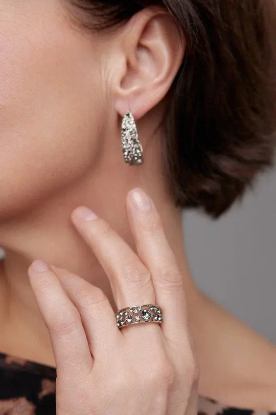 Кольцо безразмерное с серыми кристаллами, оттенок шампань