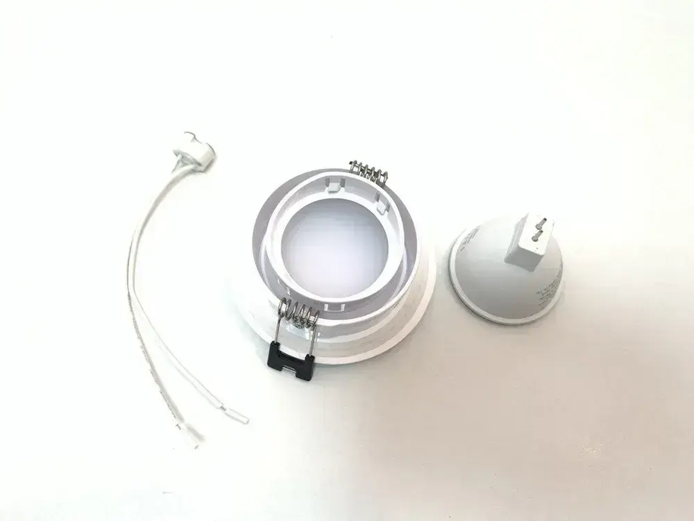 Комплект светильника для ванной и лампы белый