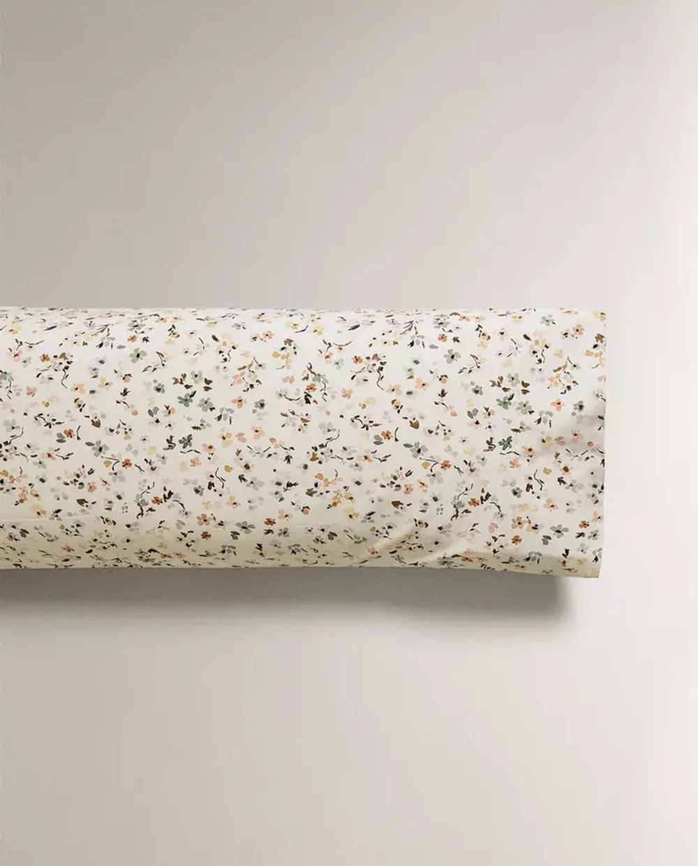 ZARA HOME НАВОЛОЧКА С ЦВЕТОЧНЫМ ПРИНТОМ, ЭКРЮ
