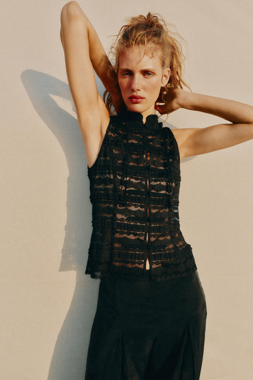 ZARA КРУЖЕВНОЙ ТОП С ЗАСТЕЖКАМИ-ТОГГЛ, ЧЕРНЫЙ