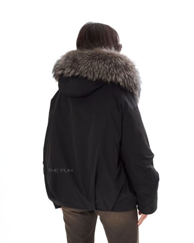 Пуховая парка черного цвета с мехом енота