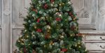Заснеженная елка с гирляндой «Очарование» с шишками и ягодами (леска+пвх) от 1,8 м до 2,4 м
