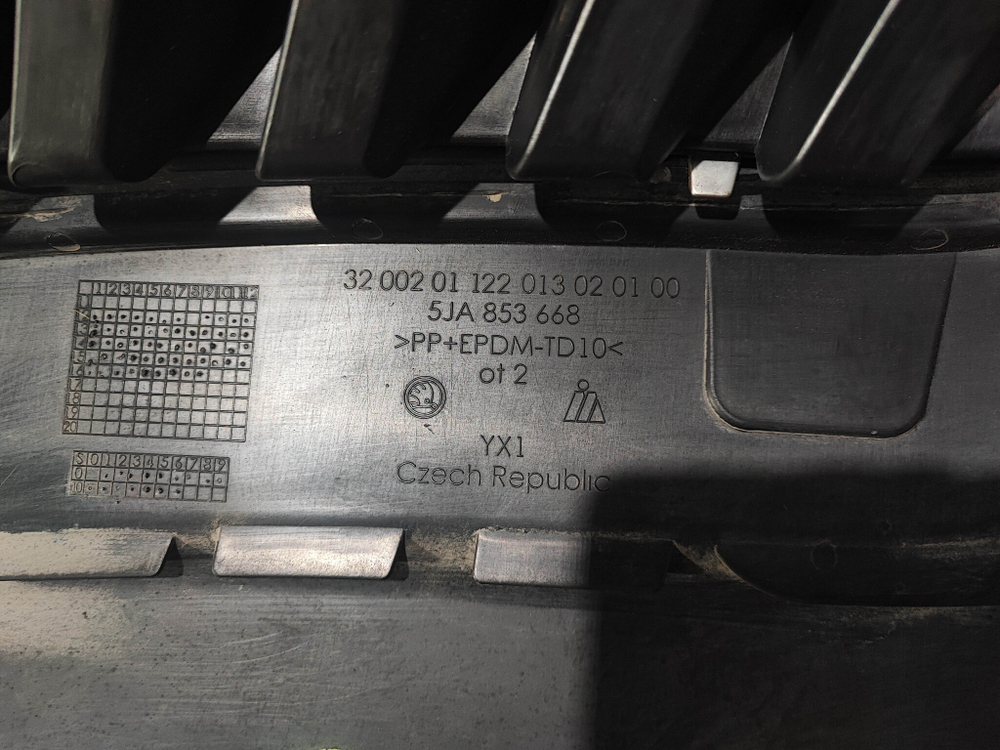 Решетка радиатора Skoda Rapid 1 12-20 Б/У Оригинал 5JA853668