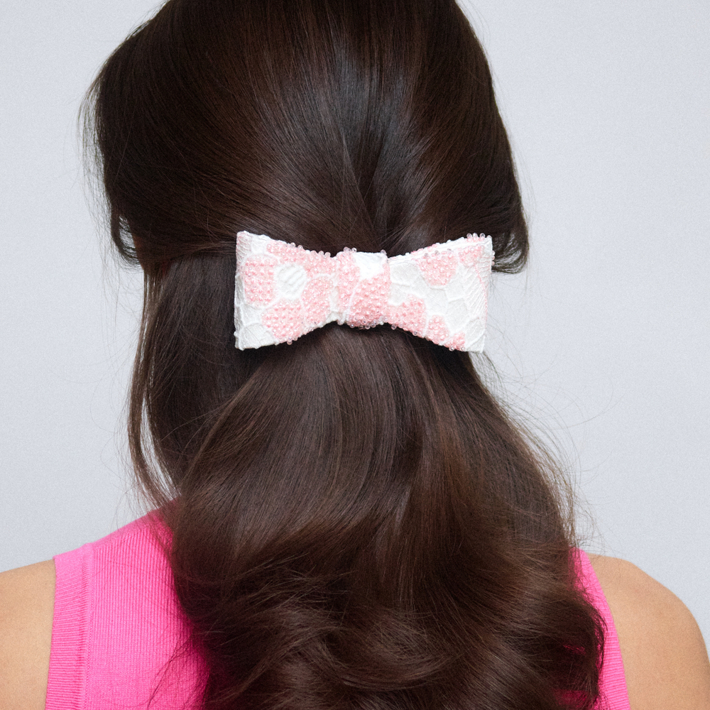 Бант-бабочка из розового кружева с декором