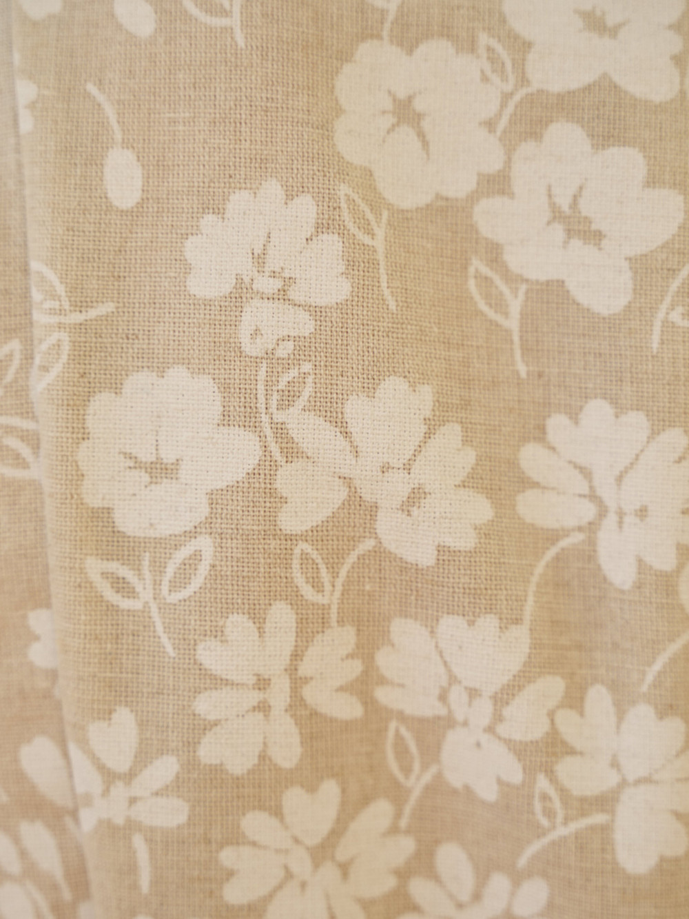 Платье миди с вырезом