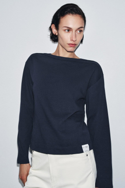 ZARA ФУТБОЛКА С ВЫРЕЗОМ ЛОДОЧКОЙ И ЭТИКЕТКОЙ, МОРСКОЙ СИНИЙ