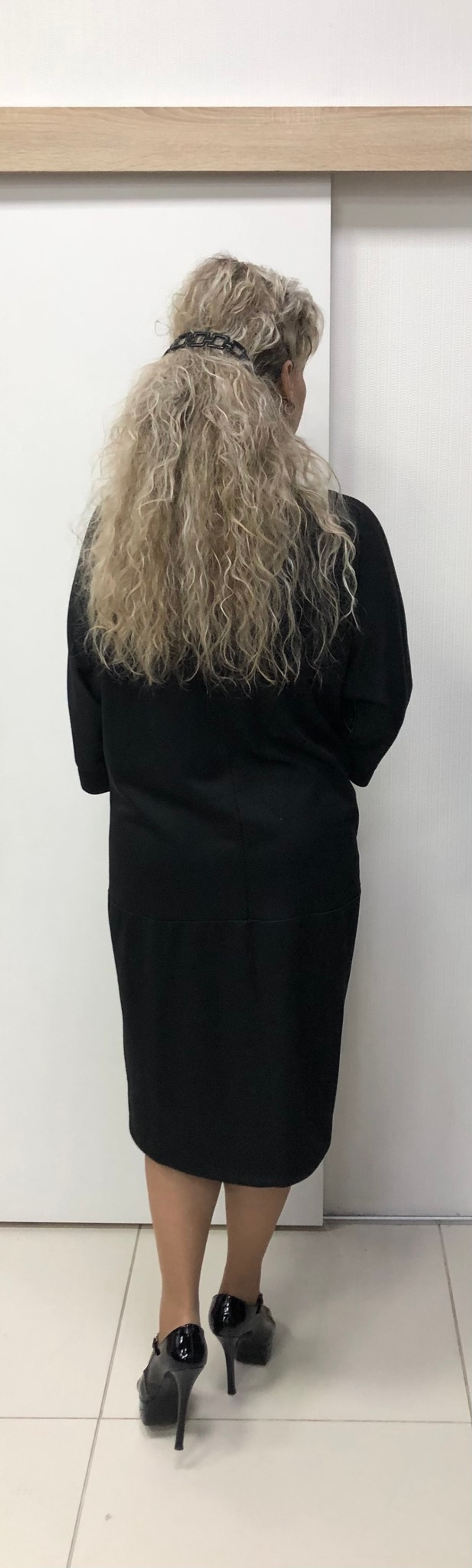 Деловое нарядное платье с приталенной лицевой вставкой