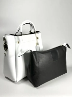 Женская белая сумка из натуральной кожи с металлическими ручками