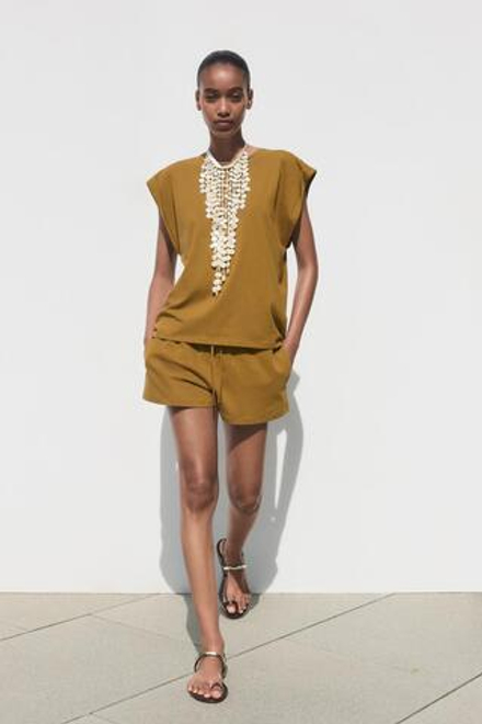 ZARA ФУТБОЛКА В СТИЛЕ РУСТИК СО СПУЩЕННЫМ ПЛЕЧОМ, ЦВЕТ ОЛИВКОВОГО МАСЛА