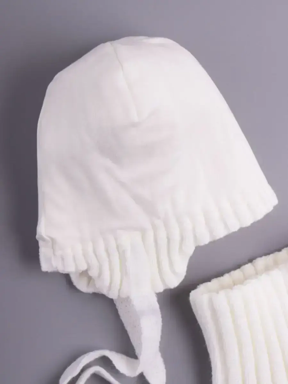 Шапка осенняя детская на завязках и снуд