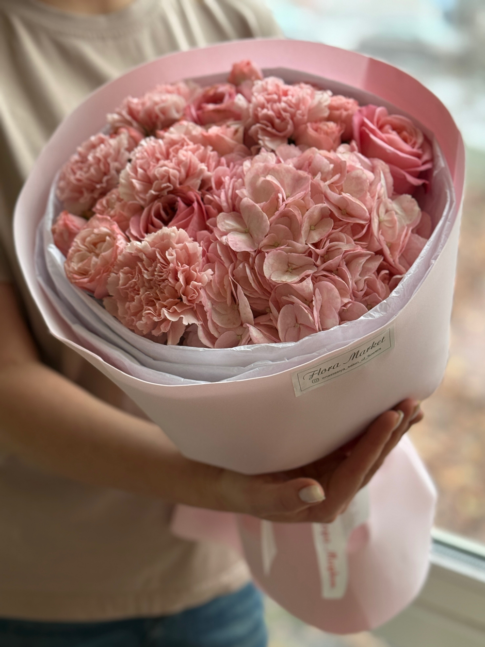 Изящное сочетание сезонных цветов розовой гаммы в стильном оформлении от Флора Маркет