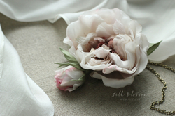 Брошь - роза из шелка "Жемчужный сад"