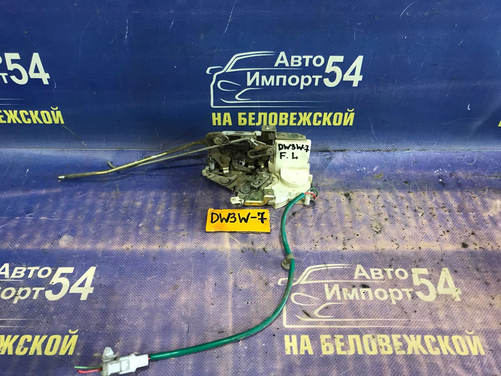 Замок двери передней левой MAZDA DEMIO 1998