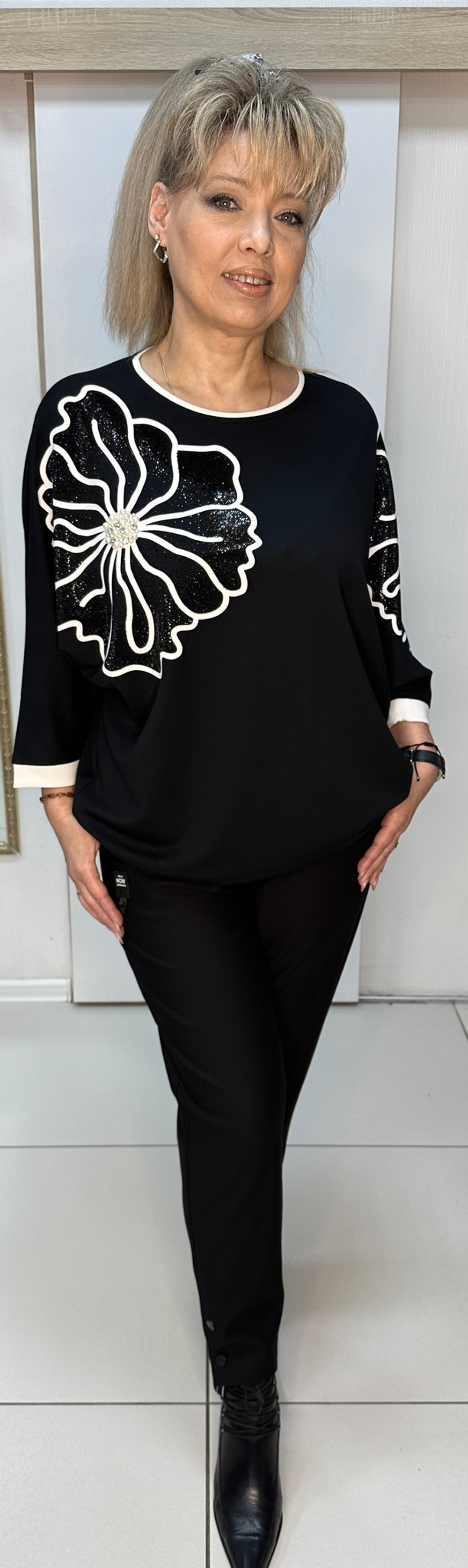 Нарядный черный джемпер с белым стразовым принтом