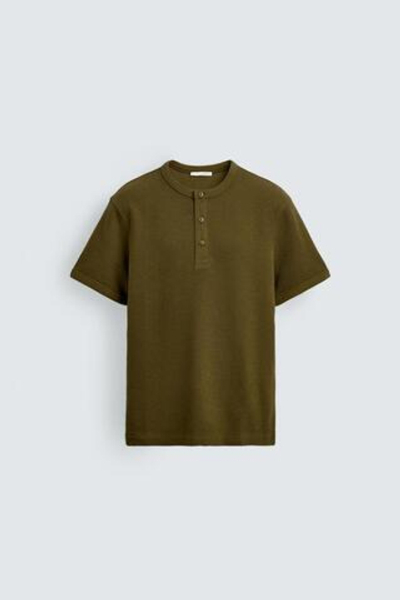 ZARA ФУТБОЛКА ИЗ РЕЛЬЕФНОЙ ТКАНИ С ВОРОТНИКОМ НА ПУГОВИЦАХ, ХАКИ