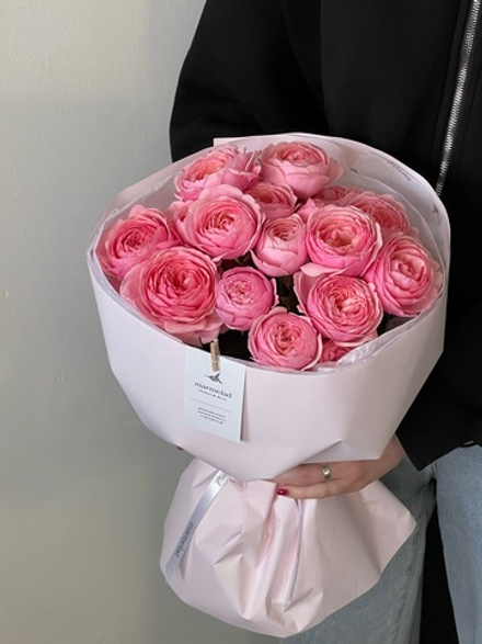 Моно букет из кустовой пионовидной розы яркого оттенка