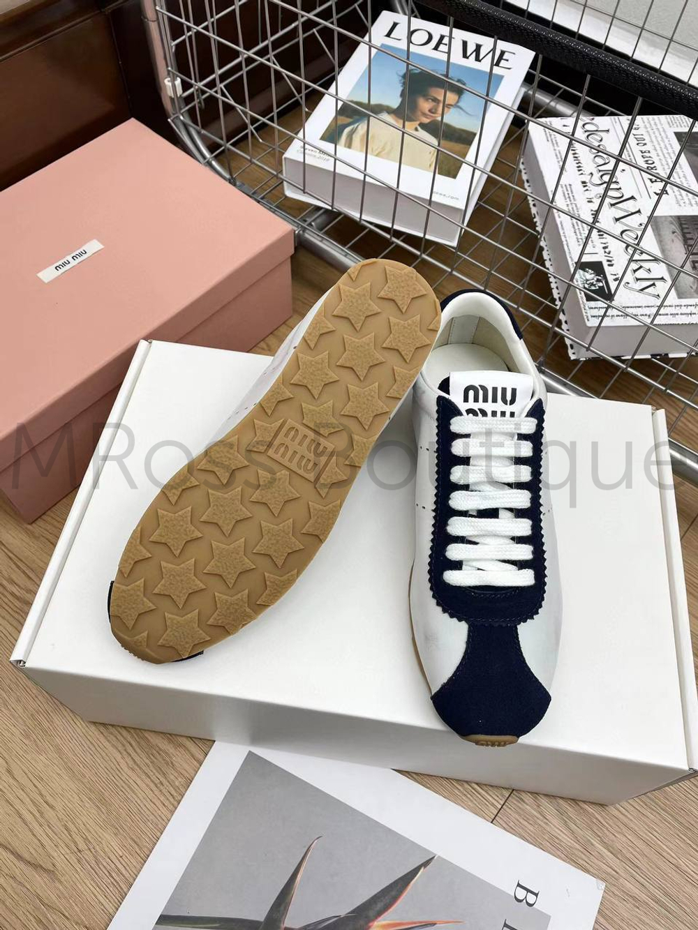 Женские кеды Miu Miu в черно-белом цвете с логотипом
